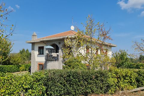 On the hill of Parrano, an independent villa, near the village of approximately 200 sqm which is spread over two levels, of which only the first floor is habitable. The ground floor of approximately 100 sqm consists of a large garage, warehouse rooms...