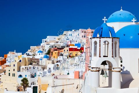 Santorini offers one of the most striking natural spectacles in the Mediterranean. The only island in the Cyclades (with Milos, less spectacular) of volcanic origin, it is unlike any other. You will find a set of 5 villas with high-end private spas a...