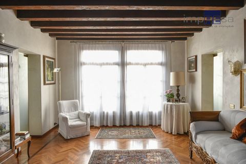 Villa in Paese, Castagnole. A few km away from the historic center of Treviso, stands this elegant villa at the beginning of '900 renovated surrounded by a garden of 1,000 meters. The villa with its 670 square meters of surface, is spread over three ...