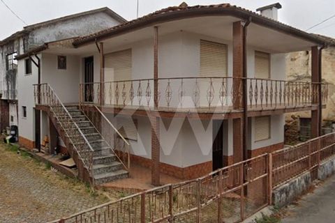 2 houses to rehabilitate, ruined warehouse and land. 1st - Ground floor house (ground floor) with 5 rooms and 77m2 of construction area, prior to 1951. 2nd - House of 2 floors with large ground floor and 1st floor with 5 divisions and 144m2 of constr...
