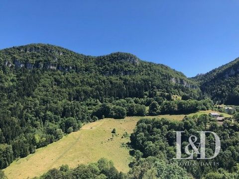 Plot of land of 1236 m2 serviced in a subdivision of 4 lots, offering a green and quiet setting. Engins is a small town located at the entrance to the Vercors Natural Park, 30 minutes from Grenoble and 20 minutes from Villard de Lans. This property i...