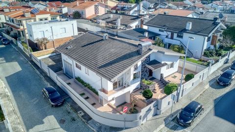4 bedroom villa, with 3 fronts, on a plot of 574m2, consisting of basement, ground floor, annexes and attic. The large basement for the garage and storage offers plenty of storage space. On the ground floor, we find an entrance hall, a living room wi...