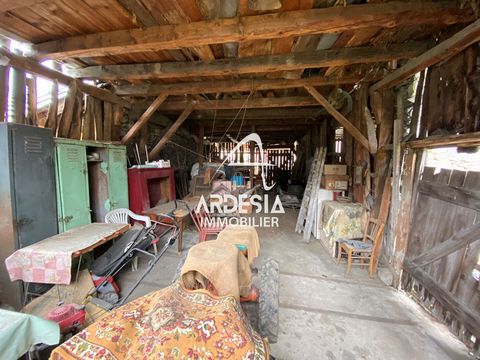 Barn to rehabilitate located in the heart of the town, composed on the ground floor: 2 stables. Upstairs: 2 barns with the possibility of adding additional surfaces according to projects. Attached plot of land. For further information or visits, plea...