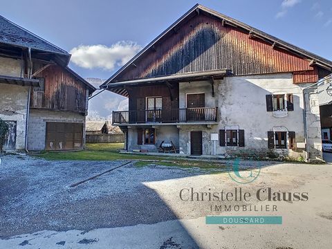 DOUSSARD - In the heart of the hamlet of Arnand, this welcoming terraced house of 175 m2 built in the eighteenth century and renovated in 1984 is spread over three levels. Today the house is organized into two apartments, one per floor, with independ...