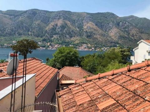 Object for investment – a house in the coastal zone in Dobrota (Kotor) Due to its location – in a quiet location, close to the highway, within walking distance from the sea – the property has a high rental potential. House area – 210 m2. It now has a...