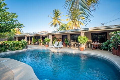 Dit is een geweldige kans om te investeren in het Flamingo Beach-gebied, om te profiteren van de nieuwe jachthaven en om onroerend goed in Costa Rica te bezitten. De Guest House Apartments zijn centraal gelegen in Flamingo, op enkele minuten van het ...