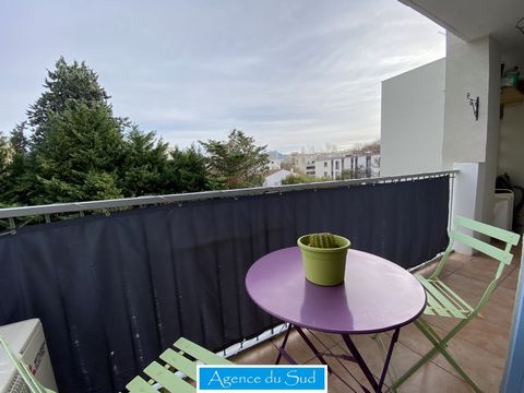 Nous vous proposons en exclusivité cet appartement T3 traversant d'environ 50m2, à 5mn à pied du Parc Borely et 10mn à pied des plages du prado. Situé au 2ème étage sur 3 sans ascenseur, dans une petite résidence fermée et arborée composée de deux bâ...