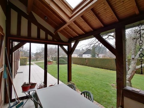 Blow of heart assured for this traditional pavilion ideally located in the countryside and 2 km from shops. On a plot of 1850 m2, this house on basement is in perfect condition, no work is to be expected. The entrance distributes a bedroom, a fitted ...