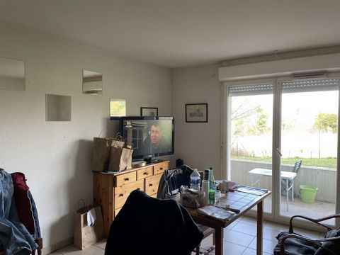 On the ground floor an apartment for residential use, in condominium type T2, sold rented for a rent excluding charges of 390 € / month + rental charges of 40 € / month or 430 € / month charges included, including: A living room presence smoke detect...
