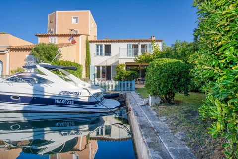 Ideally located in a quiet area, in one of the most peaceful streets in the port, come and discover this wonderful home as well as its beautiful terrace and garden, all overlooking the port. This property comes with its own private mooring. You will ...