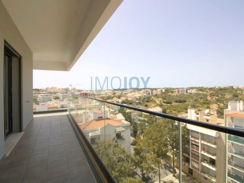 Apartamento de 4 dormitorios en un edificio de 9 pisos, ubicado en una tranquila zona residencial, con excelente acceso, cerca de Colegios, Centro de Salud y Mercado Municipal y las famosas playas de Portimão. El interior consta de: hall de entrada, ...