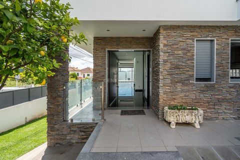 Located in the quiet and prestigious Bairro da Milharada, in Loures, this 4-bedroom detached house stands out for its modern design, top quality finishes and excellent state of repair. With an implantation area of 130 m², set on a plot of 304 m², the...