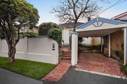 Rijk aan eeuwenoude charme en karakter, dit gelijkvloerse huis met drie slaapkamers op 519 m²* ligt te midden van glorieuze cottage-tuinen en is ideaal gelegen in een gewaardeerde Bayside-pocket, op slechts enkele meters van Landcox Park en op loopaf...