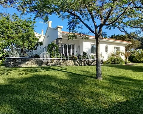 In Anglet Chiberta, close to the Ocean beach, for sale is a house with a surface area of 254 m², on a beautiful landscaped plot of almost 1,500 m². This house features a first living room with a dining area opening onto two terraces, one of which is ...