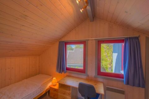 Het vakantiehuis ligt in een rustig gezinsvriendelijk vakantiepark, deze ruime accommodatie biedt comfortabel plaats aan maximaal zes gasten, waardoor het ideaal is voor gezinnen. Het beschikt over drie goed ingerichte slaapkamers en een gezellige wo...