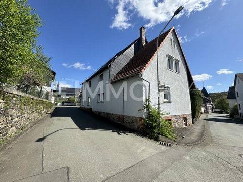 Willkommen in Ihrem gemütlichen Haus, das in idyllischer Lage eingebettet ist. Dieses charmante Anwesen vereint traditionellen Stil mit modernem Komfort und lädt zum Verweilen ein. Das Haus präsentiert sich mit einer ansprechenden Fassade und einem e...