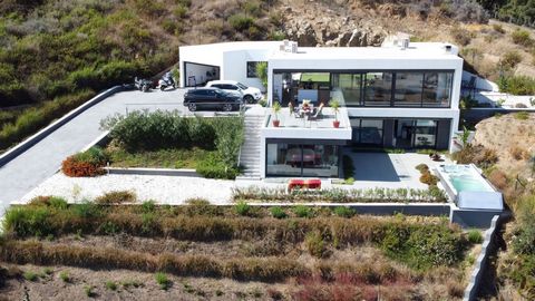 Prachtige Eigentijdse Villa met Adembenemend Uitzicht op het Platteland, Dicht bij Golf en Stranden. Deze nieuw gebouwde, moderne luxe villa baadt in natuurlijk licht en biedt een prachtig panoramisch uitzicht op het omliggende platteland. Perfect ge...