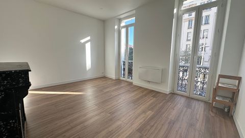 TOULON - Appartement T2 de 40 m2, situé à proximité du Jardin Alexandre 1er et en face du Tribunal. Il se compose d’une entrée, d’un séjour lumineux, d’une grande cuisine indépendante, d’une chambre et d’une salle d’eau avec WC. Situé dans une petite...