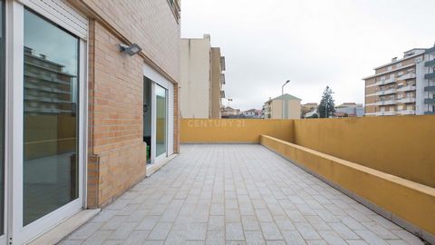 Voir toutes les photos et visite virtuelle de l'appartement. Excellent T1 au 1er étage, immeuble avec ascenseur. Vous pourrez profiter d'une grande terrasse, avec accès depuis la chambre, la cuisine et le séjour. Situé à Águas Santas, à proximité de ...