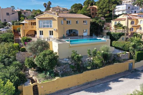 Villa met 5 slaapkamers - zwembad - uitzicht op zee BESCHRIJVING VAN VILLA CUMBRE DEL SOL : We werden verliefd op dit ruime en comfortabele familiehuis met 5 slaapkamers. Adembenemend uitzicht op de zee en het plateau van Granadella. Veel licht en ru...