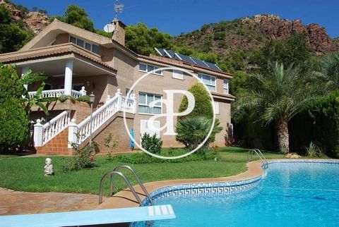 Haus Zum Verkauf mit Terrasse in Sagunto Haus von 531 m2 mit Terrasse und Ausblicke Im Großraum von Sagunto. Die Immobilie hat 6 Zimmer, 5 Bäder, Pool, Kamin, Fitnessstudio, 3 Parkplätze, Klimaanlage, Einbauschränke, Waschküche, Garten, Heizung, Pför...