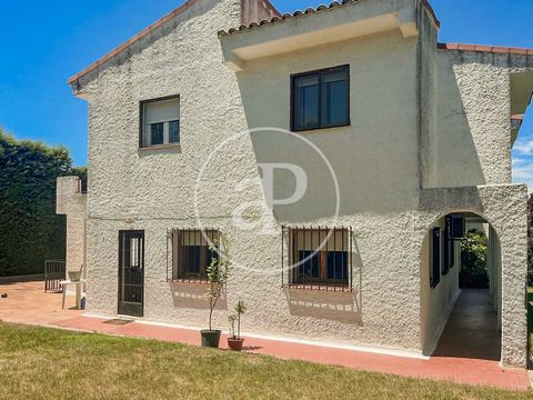 HOUSE WITH BALCONIES AND GARDEN WITH PADDLE COURT Magnificent property located in a residential area of Boadilla del Monte, close to schools, leisure and sports centres. This beautiful villa has 300 m² of house distributed on two floors, the main flo...