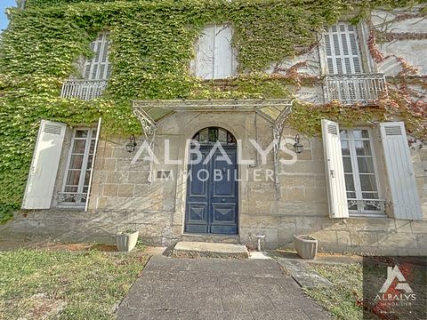 Belle propriété du XVIIII ième siècle d'une surface totale de 360m2 dont 113m2 à aménager à votre guise, le tout sur un terrain de 1202m2 : - 5 chambres (22m2 en moyenne) - 5 salles de bains et wc - Séjour avec cheminée donnant sur le parc arboré (17...