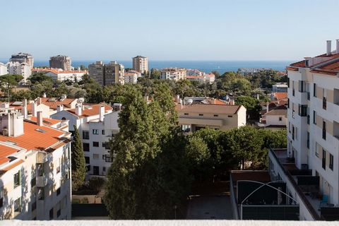 800 meters from the beach, 5 minutes walk from São João do Estoril train station, 3 minutes by car from Cascais, with all services, transport and national and international schools close by Fully refurbished duplex with air conditioning, 3 bedrooms a...