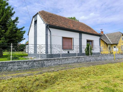 Zu verkaufen: Einfamilienhaus in Kemenespálfa Preis : 21,3 Mio. HUF, jetzt neuer Preis: nur 16 Mio. HUF ! Lage : Kemenespálfa, Ungarn, Balaton Area Fläche : 105 m² Zimmer : 3 Zustand : Durchschnittlich Bauart : Gemischt Merkmale : Gute Verkehrsanbind...