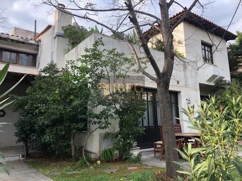 Frei stehendes Maisonette-Haus zu verkaufen in Kifissia-Kefalari, 300m², in 610m² Grundstück, Baujahr 1990. Es besteht aus: Erdgeschoss mit Holzböden, mit Hauptwohnzimmer, das zum Garten führt, erhöhtem Esszimmer mit Terrasse, Küche und 2. Wohnzimmer...