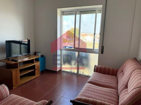 Apartamento T1+1 a três minutos da praia a pé. O apartamento é composto um quarto, sala com kitchenette e uma casa de banho. Sótão aproveitado com um quarto com varanda, e um estudio T0. O estúdio T0 com acesso independente é composto por sala com ki...