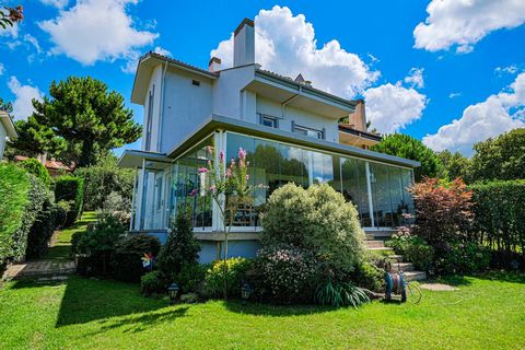 Sarıyer in Uskumruköy Op de Mevsim-site De mooiste villa van de site Verweven met de natuur Uitzicht op zee en bos Volledig gerenoveerd door architect 4+1 275 m2 oppervlakte Luxe villa met twee eenpersoonsbedden 24/7 beveiligings- en camerasysteem 60...