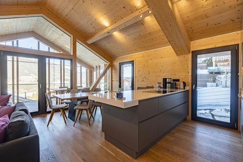 Ervaar het toppunt van alpine luxe in ons Superior Chalet van 100 m², ontworpen voor maximaal 8 personen. Dit elegante chalet heeft drie ruime slaapkamers en drie badkamers, waarvan één en suite, één met een Bali stoomdouche en sauna, en één met een ...