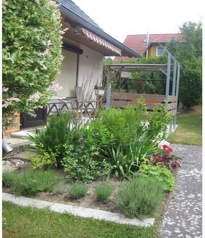 Das Ferienhaus befindet sich an der Mecklenburgischen Oberen Seenplatte, an der südlichen Seite des Fleesensee's. Das Ferienhaus befindet sich in einer sehr ruhigen Lage (Anlieger-Weg). Das Grundstück ist über 400 qm groß und mit einem Zaun und einer...