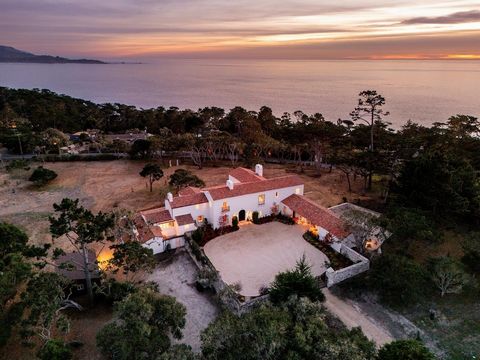 Benvenuti nella grandezza e nell'eleganza del passato di Pebble Beach. Originariamente costruita nel 1924 e progettata dal famoso architetto Clarence Tantau, questa spettacolare residenza festeggia il suo 100° compleanno. Con un'ampia ristrutturazion...