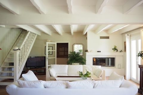 Charmante maison de vacances située à l'entrée du village et agrémentée d'un superbe jardin joliment fleuri et arboré avec un agréable espace piscine. L'intérieur se compose d'un séjour avec salon et salle-à-manger, d'une cuisine fermée, de deux cham...