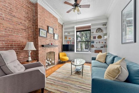 Welcome home to the most flexible layout in Carnegie Hill! This six room duplex apartment offers the prospective Owner a number of possibilities for living and working, depending on their needs. As currently utilized, the upper level contains the pri...