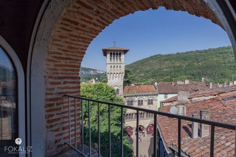 This magnificent building has great potential thanks to its location and exceptional character. Its magnificent staircase was used as a setting for the film 