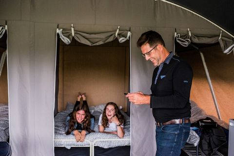 Cette jolie tente lodge indépendante se trouve dans le camping animé d'Echternacherbrück, en bordure du parc naturel du sud de l'Eifel, sur la rivière Sûre/Sauer. Le parc de vacances est situé à la frontière entre l'Allemagne et le Luxembourg, dans l...