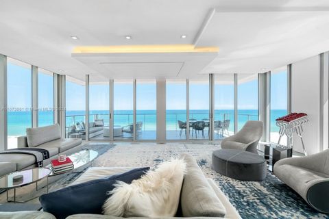 Diese vollstöckige Residenz mit 3 Schlafzimmern und 3,5 Bädern befindet sich in Miami Beachs exklusivem Beach House 8 und bietet 3.783 m² Luxus. Genießen Sie den Panoramablick auf das Meer und die Stadt aus raumhohen Fenstern und einer Sonnenaufgangs...