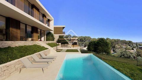 Lucas Fox presents this villa in an exclusive new build development that is committed to a contemporary design, with large glass surfaces and panoramic views, which it combines with great energy efficiency with a class A rating. We are in front of th...