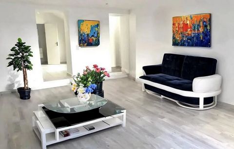 Neu renovierte Wohnung, ideal für Erstkäufer, Investoren oder Gewerbetreibende im Herzen des 12. Arrondissements Diese 43,80 m2 große 1-Zimmer-Wohnung im Erdgeschoss befindet sich in idealer Lage, nur wenige Meter von Verkehrsanbindungen und Geschäft...