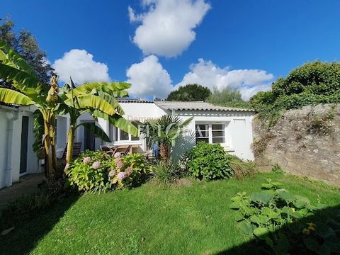 Au cœur de Pont-l'Abbé, à proximité immédiate de ses sites les plus remarquables et ses commerces, cette élégante maison des années quarante, agrandie au fil du temps, bénéficie de vues merveilleuses sur la rivière de Pont-l'Abbé, le pont habité, le ...