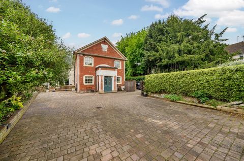 This beautifully finished and well-appointed Grade II Listed chapel conversion has been refurbished to an extremely high standard, retaining original features with high ceilings, picture rails, wooden flooring and the most stunning kitchen/breakfast ...