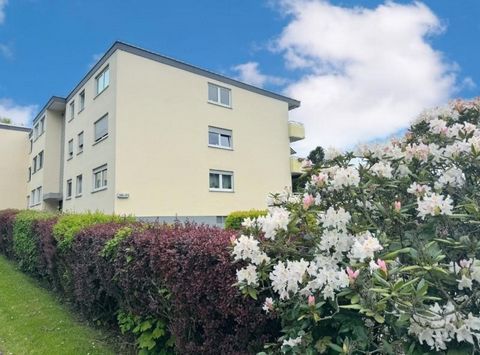 Dit ruime en lichtovergoten 3,5-kamer appartement is gelegen op de tweede verdieping van een goed onderhouden appartementengebouw in Dortmund Neuasseln. Het appartement biedt ca. 93 m² woonoppervlak en maakt indruk met een ruime plattegrond en modern...