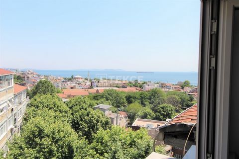 Geräumige Immobilie mit Freiem Meerblick in einem Gebäude mit Aufzug in Sultanahmet Die geräumige Immobilie mit freiem Meerblick befindet sich in der Sultanahmet-Region des Bezirks Fatih, einer der ältesten Siedlungen Istanbuls. Die Gegend hat im Lau...