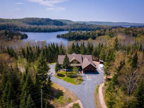 Роскошный дом на набережной на продажу в Номининге, Квебек, Канада (Petit lac Nominingue, Laurentians) --- 16 Ch. Zenon-Hébert. Настоящая гавань спокойствия, эта роскошная усадьба, расположенная на обширном лесистом участке, очарует вас с первого взг...