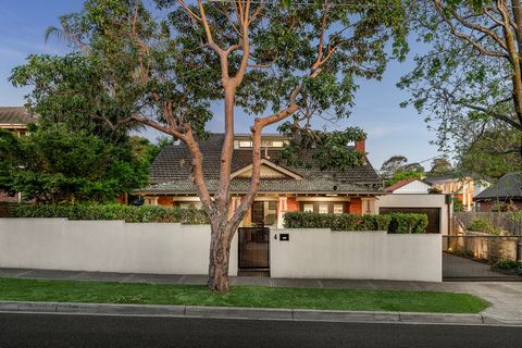 Deze adembenemende California Bungalow onthult met trots een gedurfde herinterpretatie van het erfgoed uit de jaren 1920 en is een weelderige resortachtige verwennerij die profiteert van een historische renovatie die is uitgevoerd door de bekroonde A...