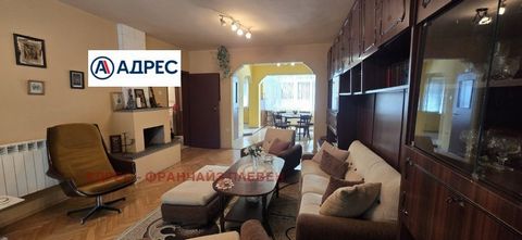 Grand appartement à vendre dans la ville de Pleven, 9ème arrondissement Appartement spacieux et fonctionnel, d’une superficie de 120 m², situé dans le calme et confortable pour vivre dans le 9ème arrondissement de la ville de Pleven. L’appartement di...