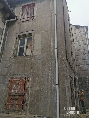 Maison de village au centre de la Salvetat sur Agout , à proximité immédiate des lacs, cette maison à une emprise au sol de 45m2 sur 3 niveaux plus grenier .Nombreuses ouvertures, au rez de chaussée , ancien local commercial avec chambre froide .L'en...